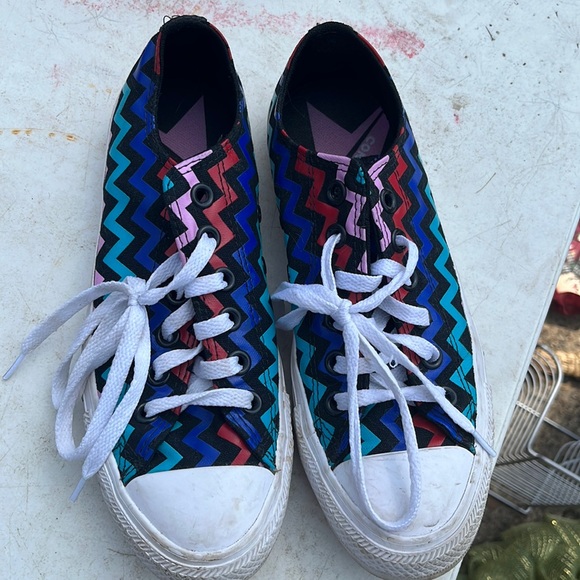Size 7 converse - Picture 1 of 2